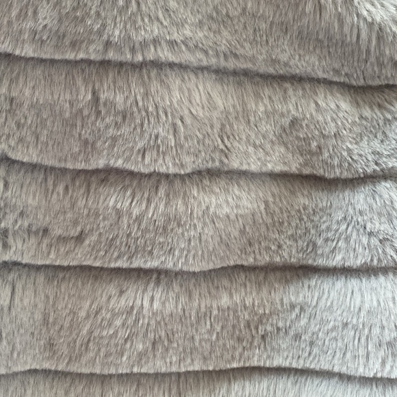 KATYDID FUZZY VEST - Picture 11 of 11